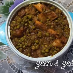 A picture of Hyderabadi Aloo Matar Gosht.