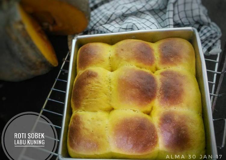 Roti Sobek Labu Kuning (Pumpkin Bread)