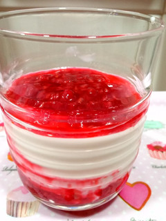 Una foto de Yogur natural con coulis de frambuesa