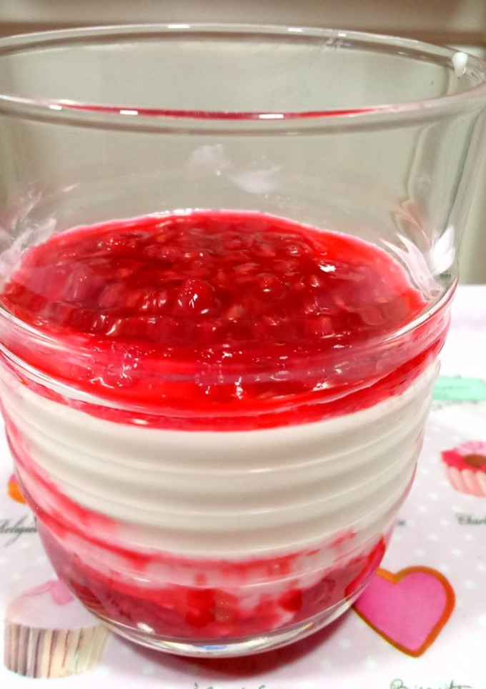 Una foto de Yogur natural con coulis de frambuesa