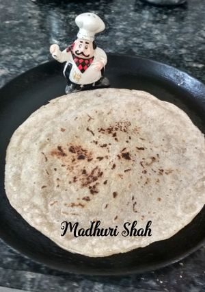 ज्वारीची भाकरी (Jwarichi Bhakri Recipe In Marathi) रेसिपी चे मुख्य फोटो 