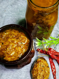 कच्चेआम का कुच्चा या अचार(kachche aam ka achar recipe in hindi) रेसिपी मुख्य फोटो
