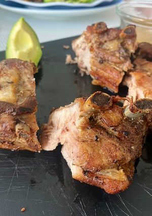 Una foto de Costillas de cerdo al horno saludable, suave y crujiente