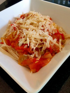Una foto de Pasta con verduras de temporada