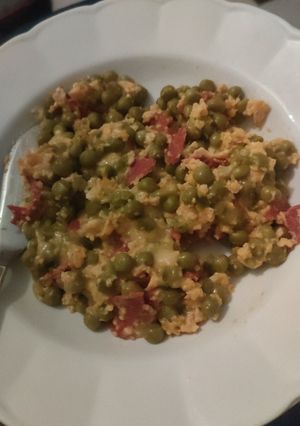 Una foto de Revuelto de guisantes con queso, huevo y chorizo Pamplona