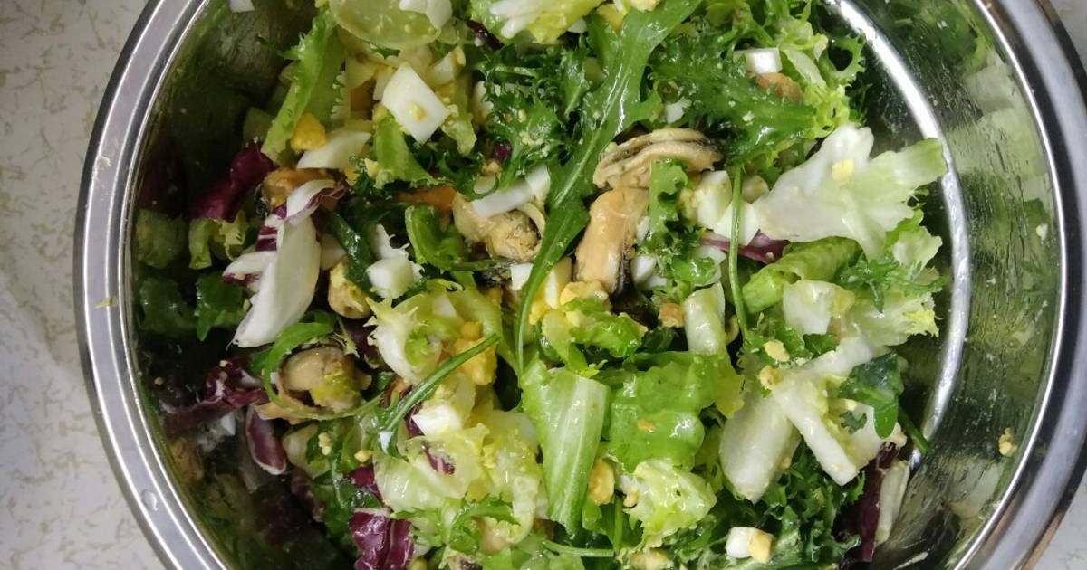 Салаты с мидиями рецепты простые. ПП салат с мидиями. Зеленый салат с мидиями и свеклой.