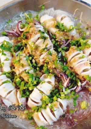 Hình của món Mực Sốt Tỏi Bún Tàu - Steamed Squid w Garlic Sauce.