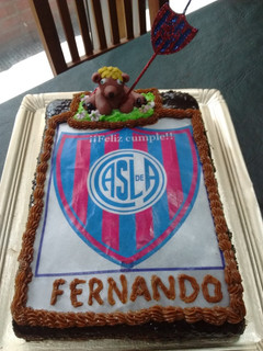 Una foto de Torta de cumpleaños con escudo deportivo
