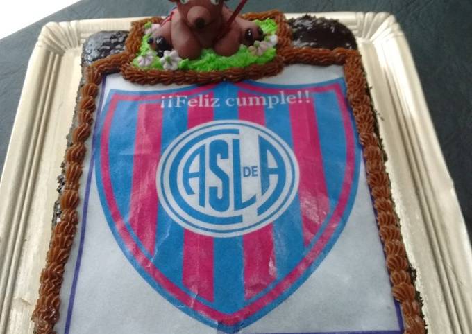 Torta de cumpleaños con escudo deportivo Receta de Las Recetas de Silvi-  Cookpad