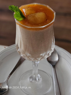 Una foto de Mousse de ciruela con su coulis