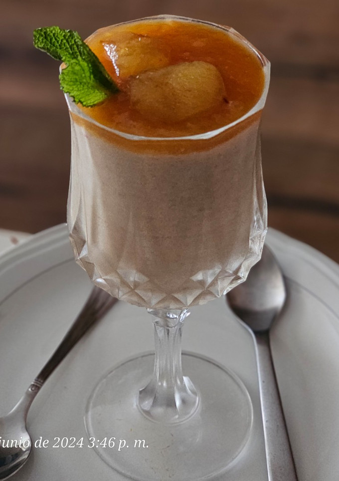 Una foto de Mousse de ciruela con su coulis