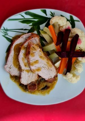 Una foto de Pierna de cerdo a la naranja con aderezo de champiñón con piña