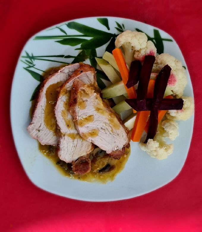 Una foto de Pierna de cerdo a la naranja con aderezo de champiñón con piña