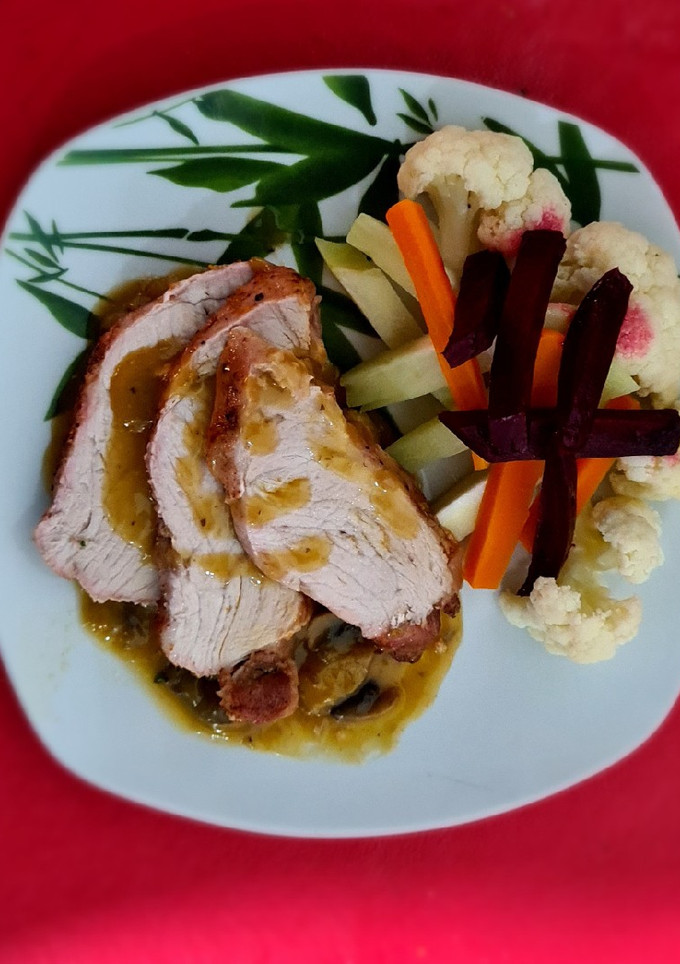 Una foto de Pierna de cerdo a la naranja con aderezo de champiñón con piña