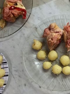 Una foto de Pollo relleno con papas noisette de queso