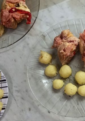 Una foto de Pollo relleno con papas noisette de queso
