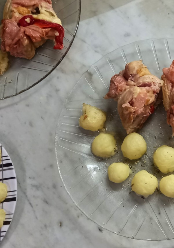 Una foto de Pollo relleno con papas noisette de queso