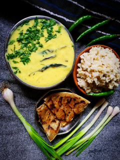 ખાટી મીઠી કઢી (Khati Mithi Kadhi Recipe In Gujarati) રેસીપી મુખ્ય ફોટો