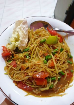 Foto resep Som Tum (Green papaya salad)