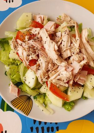 Una foto de Ensalada de pollo ydk🇩🇴🇨🇱🇩🇴.
