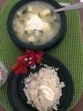 Mote de queso acompañado de suero costeño