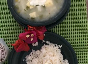 Una foto de Mote de queso acompañado de suero costeño