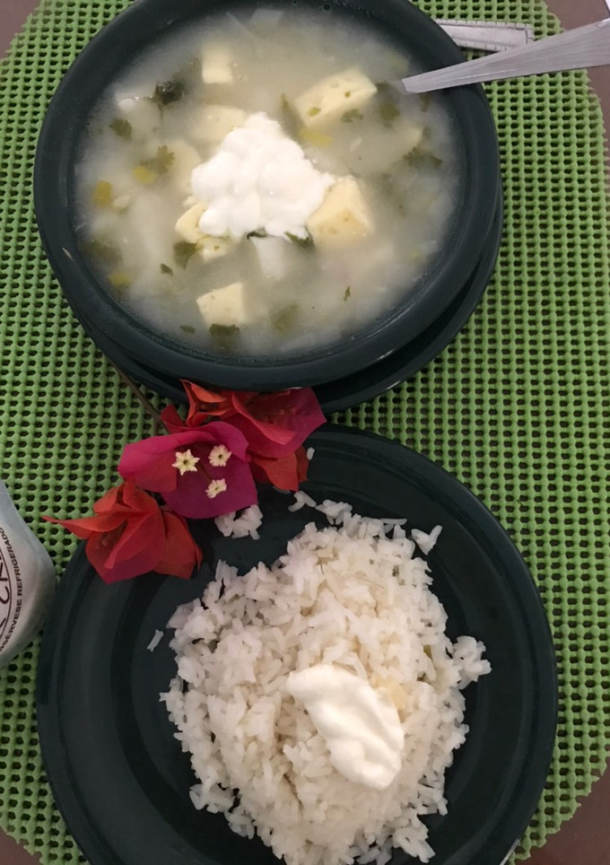 Una foto de Mote de queso acompañado de suero costeño