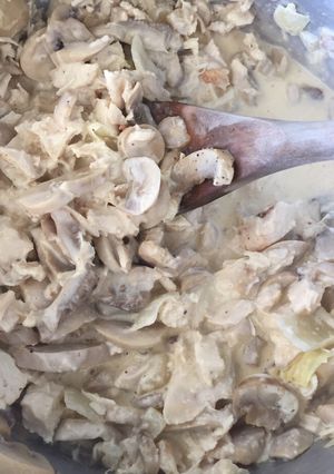 Una foto de Salsa de pollo y champiñones
