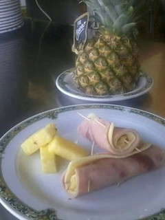 Una foto de Rollitos de jamón queso y piña natural