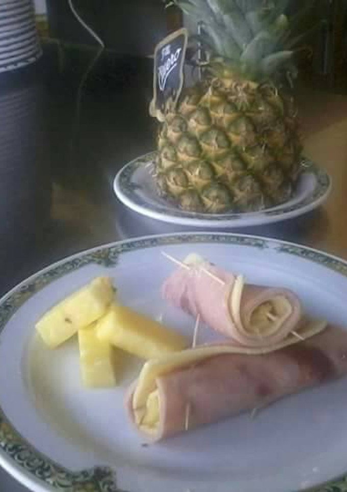 Una foto de Rollitos de jamón queso y piña natural