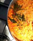 Arroz rojo con granos de elote y epazote