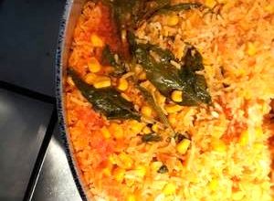Una foto de Arroz rojo con granos de elote y epazote
