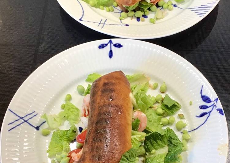 Hjemmebagt hotdogbrød med salat, tomat, rejer og ærter samt thailandsk stærk dressing