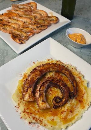 Una foto de Pulpo a la plancha con parmentier y langostinos con mayonesa de pimentón picante 🔥 🌶️🔥