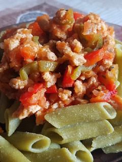 Una foto de Macarrones de guisantes con falsa boloñesa