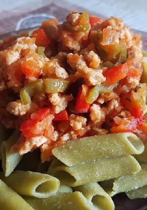 Foto principal de Macarrones de guisantes con falsa boloñesa
