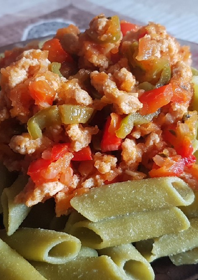Una foto de Macarrones de guisantes con falsa boloñesa