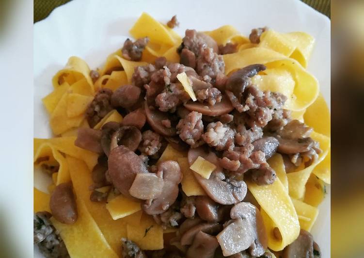 Pappardelle funghi e salsiccia