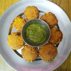 A picture of Aloo sabudana tikki.