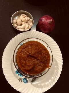 કાચી કેરી ની ડુંગળી ને લસણની ચટણી (Kachi Keri Dungli Lasan Chutney Recipe In Gujarati) રેસીપી મુખ્ય ફોટો
