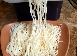 Hình của món Làm sợi Mỳ quảng.