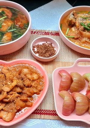 Hình của món Cơm nhà với món cá hồng kho ngon lạ.