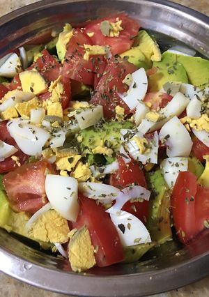 Una foto de Ensalada de tomate 🍅/ palta 🥑 y huevo 🥚