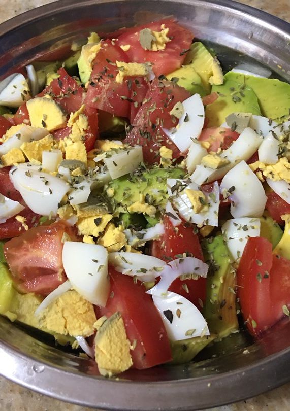 Una foto de Ensalada de tomate 🍅/ palta 🥑 y huevo 🥚
