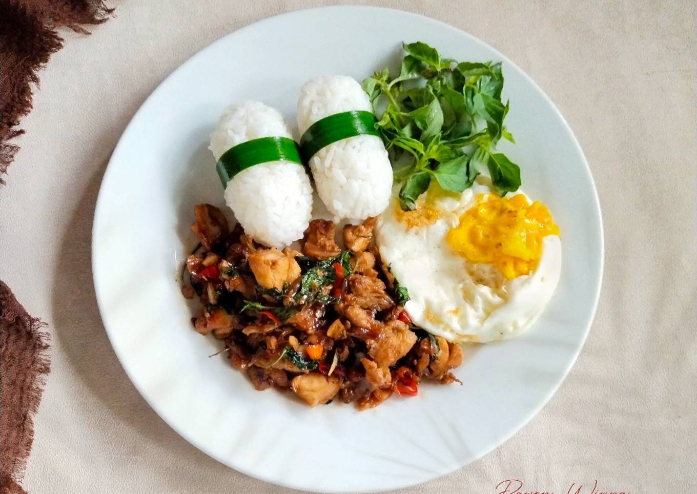 380.Pad Krapao Gai (Tumis ayam kemangi)