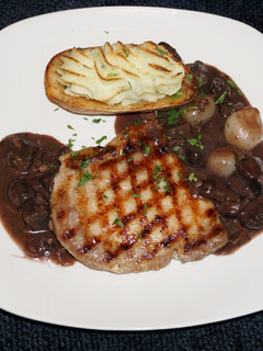 Una foto de CHULETAS GRILLADAS A LA PLANCHA CON SALSA BOURGUIGNONNE. JON STYLE