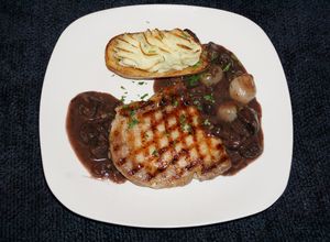 Una foto de CHULETAS GRILLADAS A LA PLANCHA CON SALSA BOURGUIGNONNE. JON STYLE