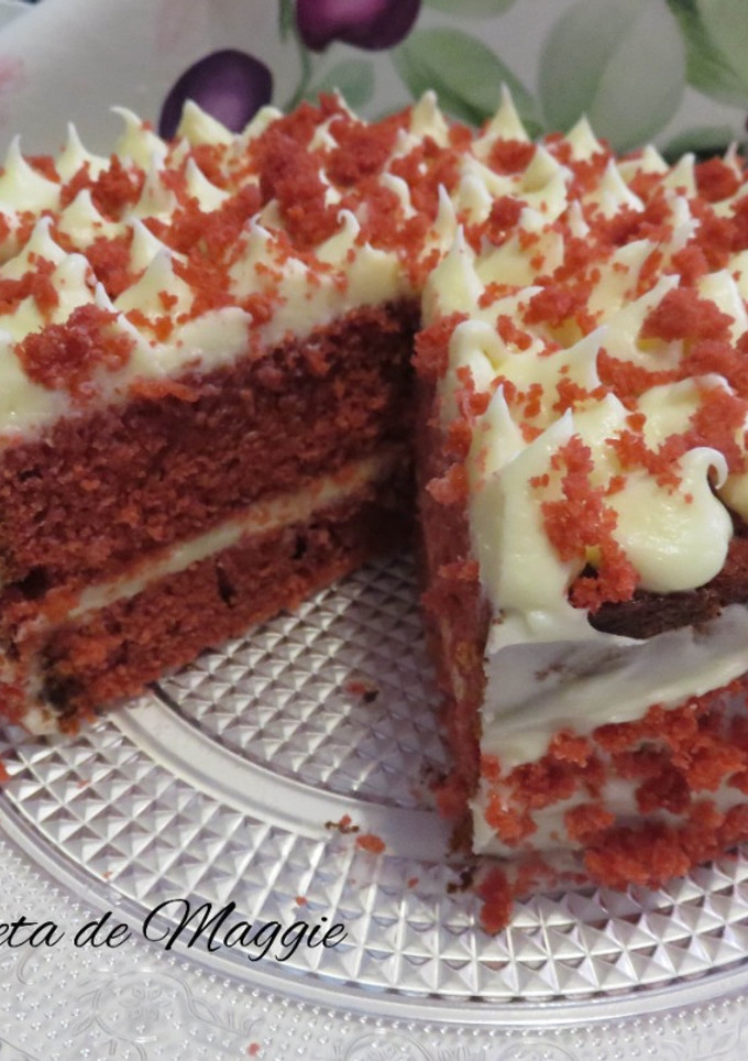 Una foto de Tarta red velvet con frosting de queso crema