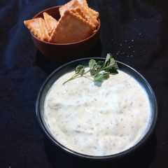 Foto principal de Dip de kéfir de leche, con hierbas aromáticas