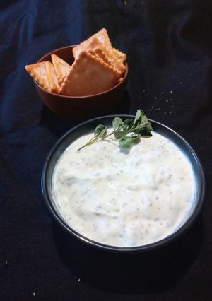 Una foto de Dip de kéfir de leche, con hierbas aromáticas